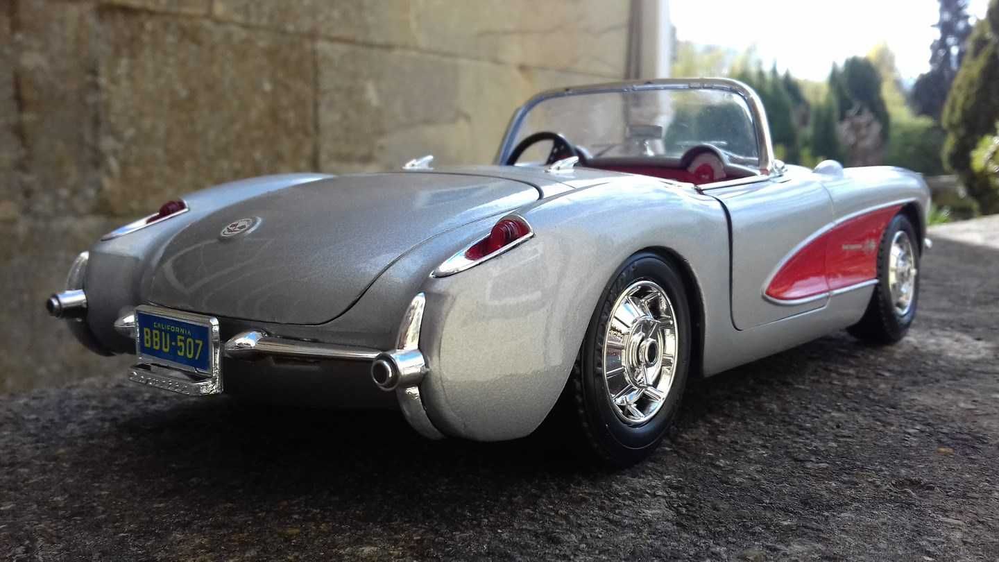 Chevrolet Corvette C1 C2 1957 1:18 Bburago model samochodu prezent
