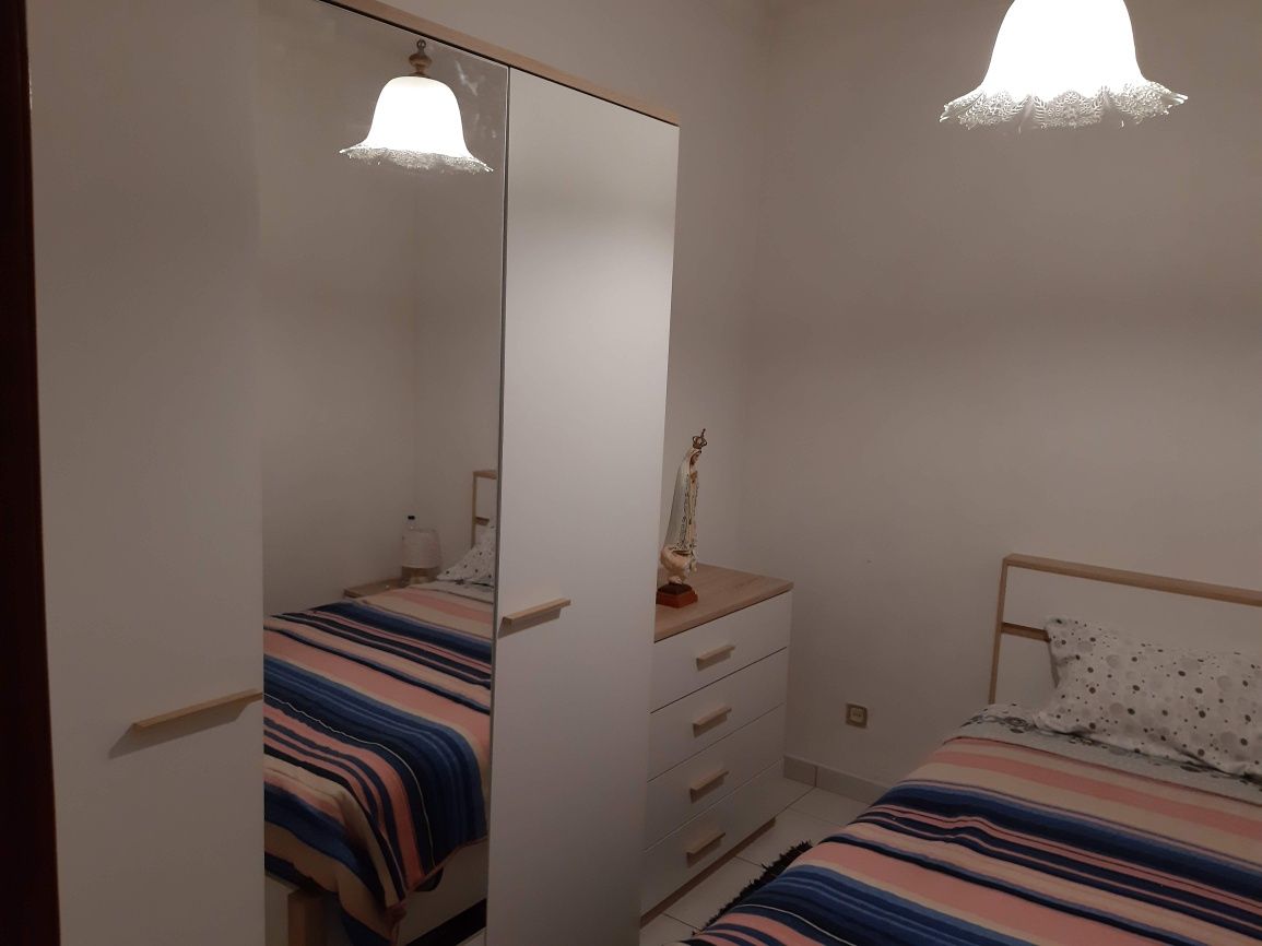 Alugo quarto mobilado com TV e net