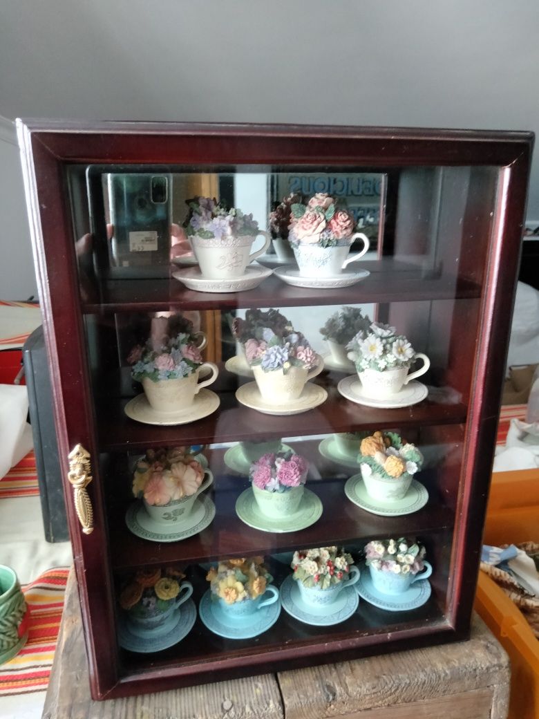 Coleção de chávenas em miniatura de porcelana .