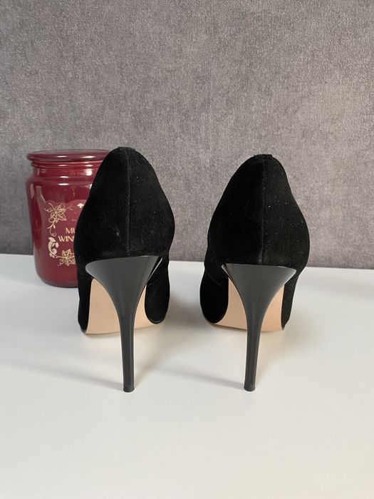 Туфлі на шпильці