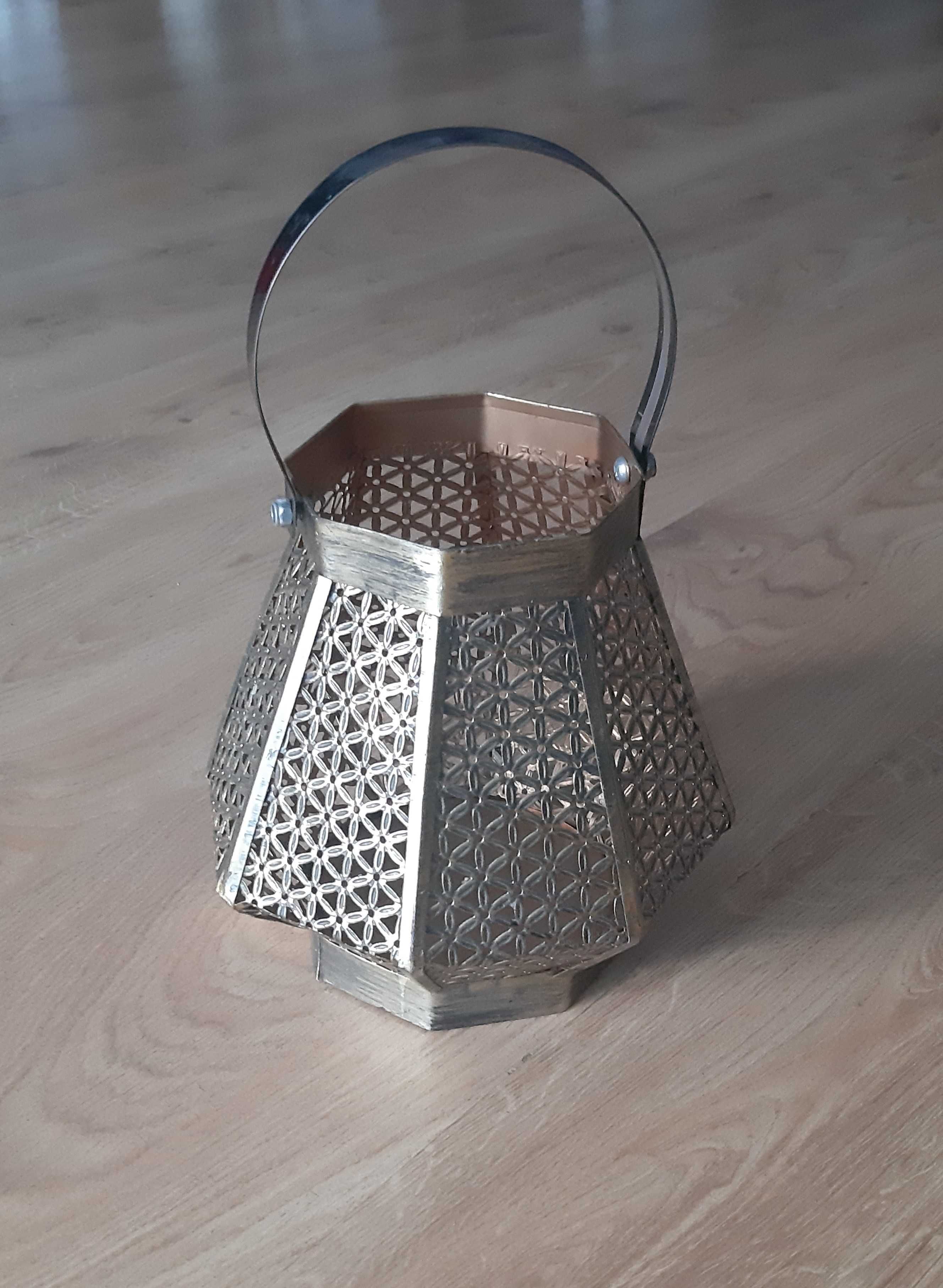 ażurowy lampion z mosiądzu