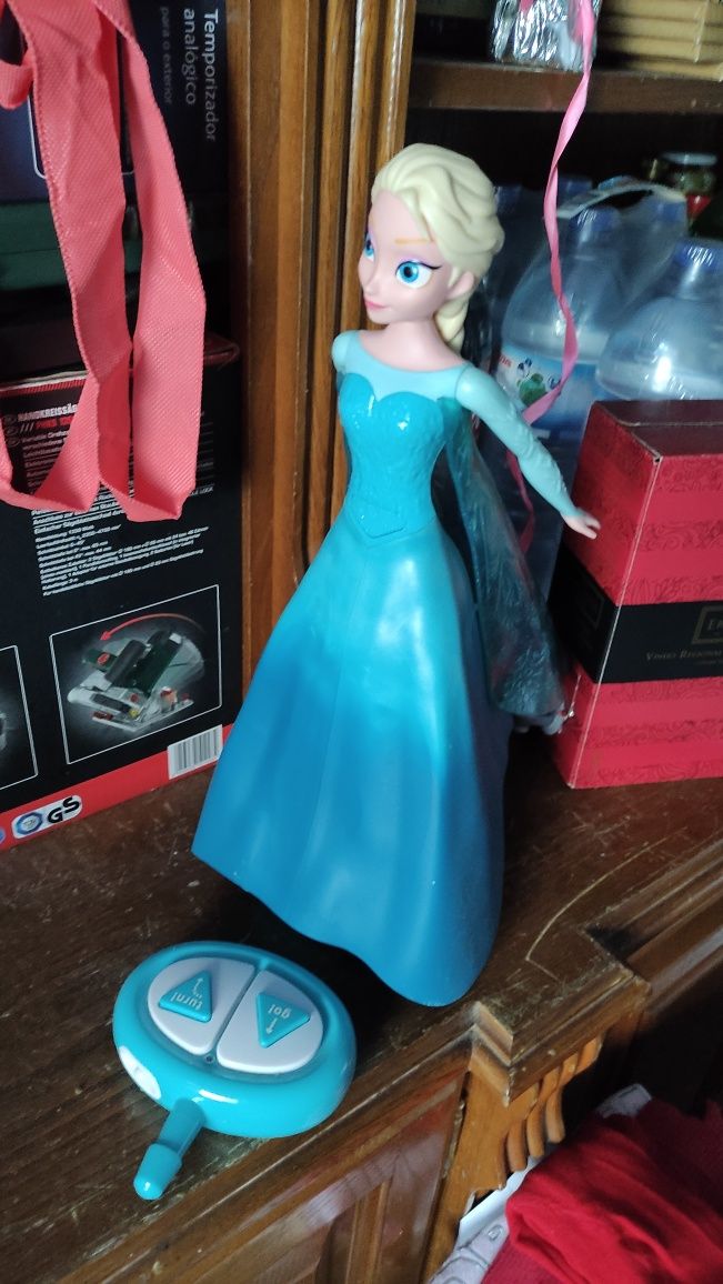 Boneca Frozen com comando