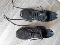 Sapatos preto, com tampas de aço, muito desgastadas, grátis