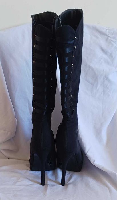 Botas pretas alta, camurça