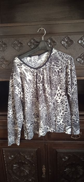 Camisas, camisolas e blusas para venda