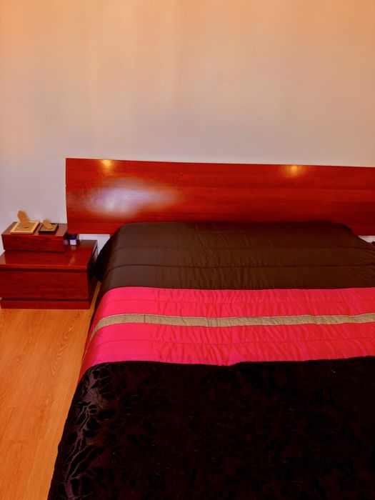Cama de casal e respetivas medinhas