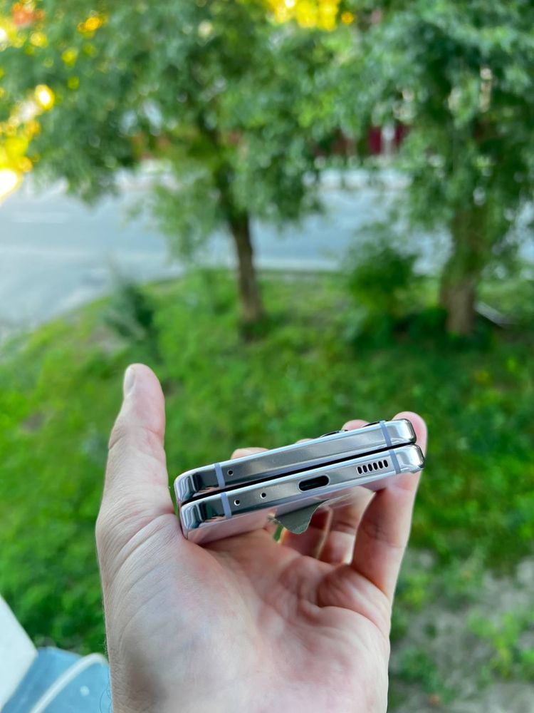 Телефон Samsung GALAXY Z FLIP 5 8/256gb Розбитий екран!