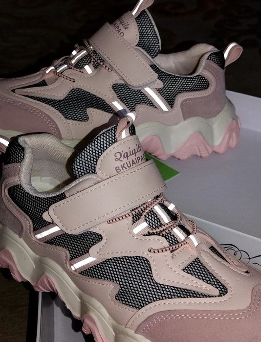 Кросівки рожевого кольору, з сіткою 37 розмір.