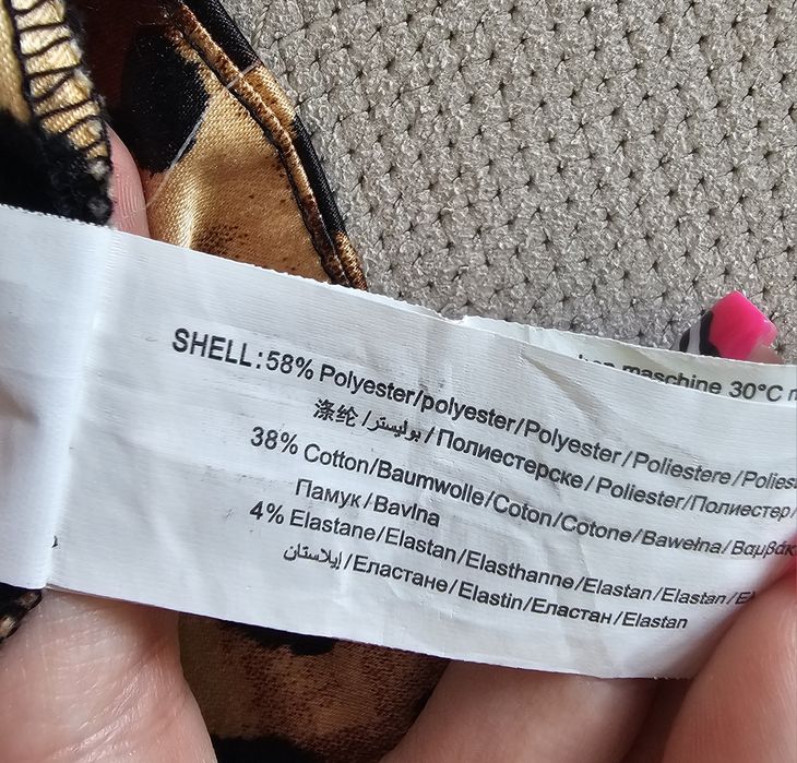 Krótka sukienka w panterkę na szelkach elegancka