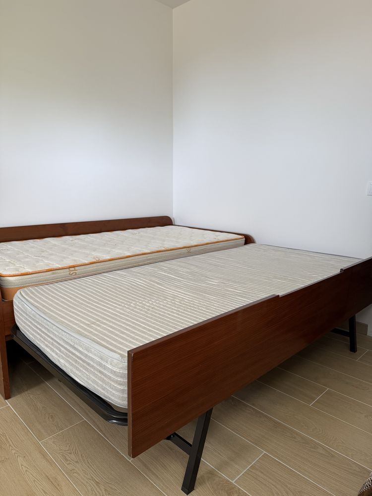 Cama de madeira com colchao  2 em 1