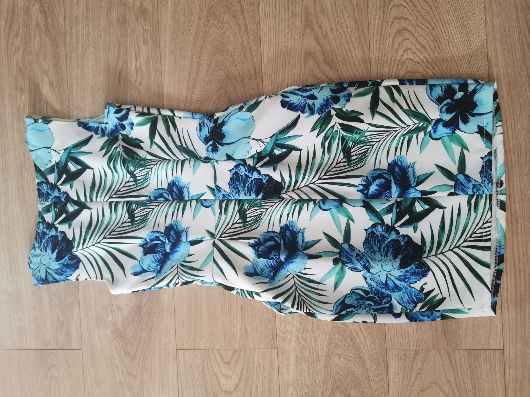 Sukienka dopasowana w kwiaty XS