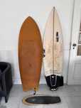 2 prancha de surf mas um skate carve