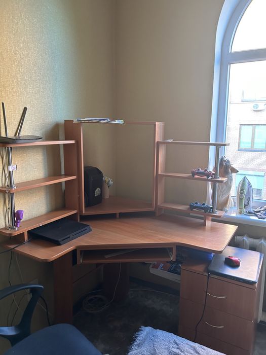 Продам компʼютерний кутовий стіл.