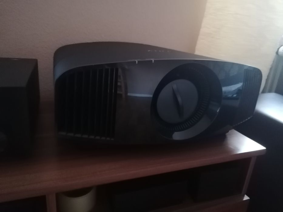 Projektor Sony vpl vw270es.      4K