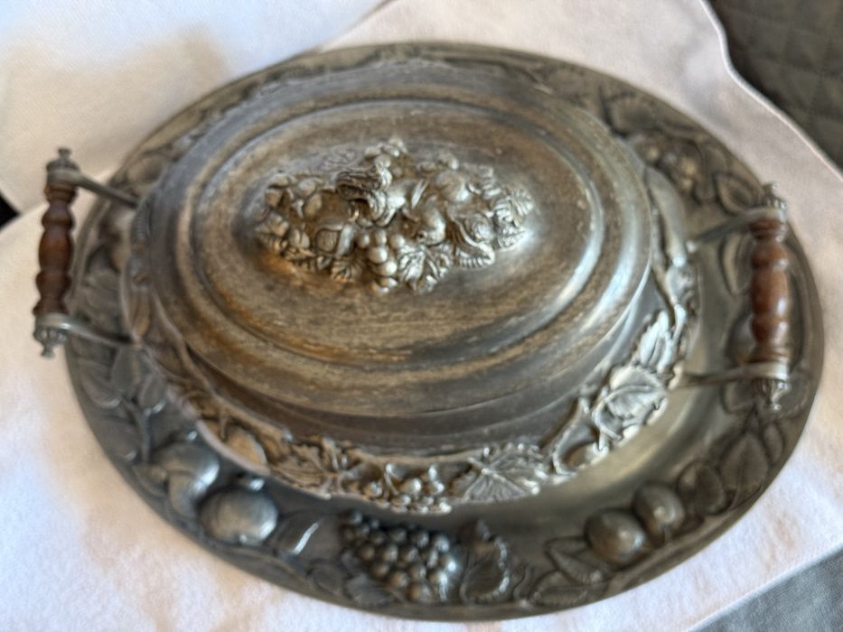 Antiga Terrina em Estanho com Pegas em Madeira – Excelente Estado