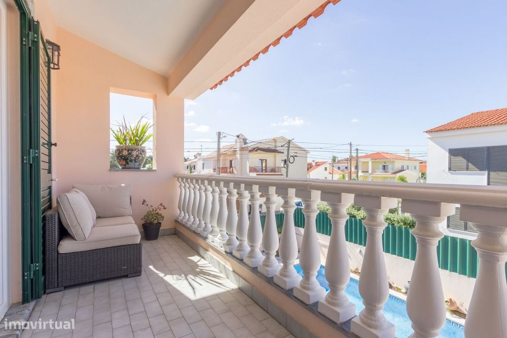 Moradia t4 geminada com piscina , cave ampla