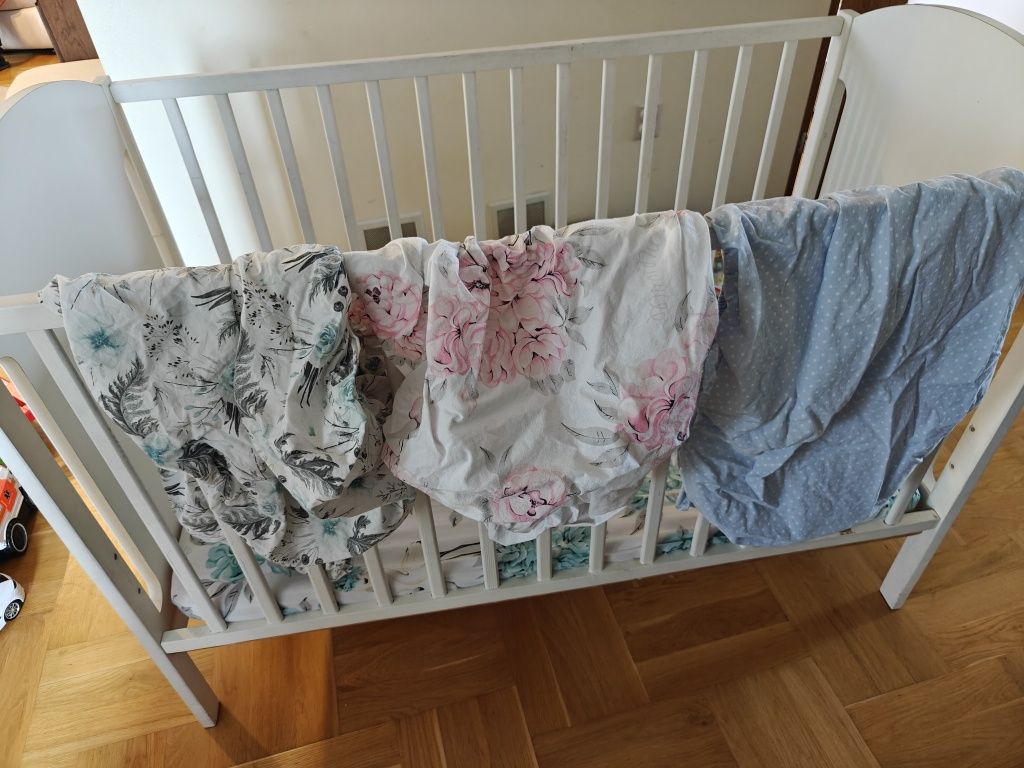 Łóżeczko białe, drewniane + przewijak Ikea ++ dodatki