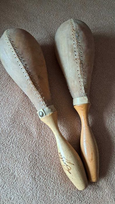 Skórzane marakasy z Ameryki Łacińskiej z napisem  twórcy