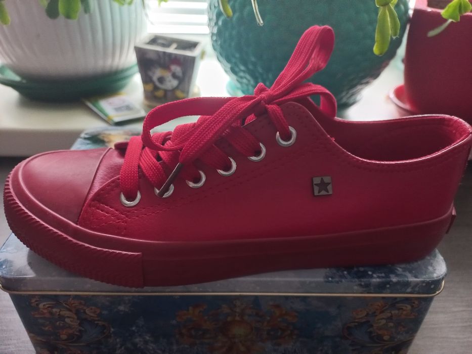 Кеди,мокасини,туфлі