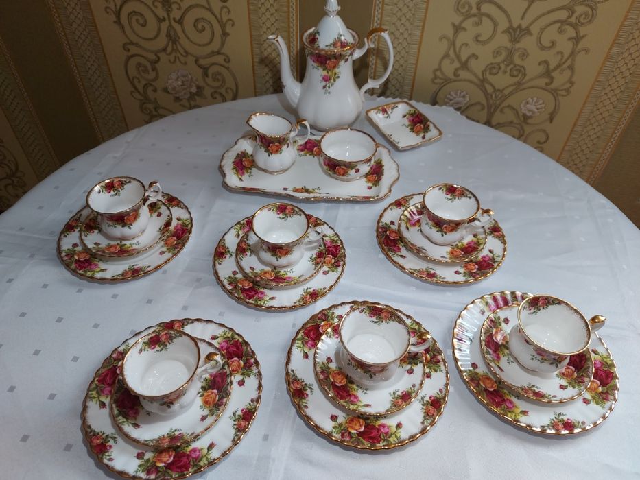 Serwis do kawy na 6 osob porcelana angielki Royal Albert czerwona róż