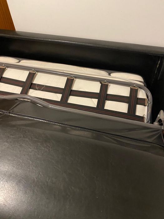 Sofá cama em pele