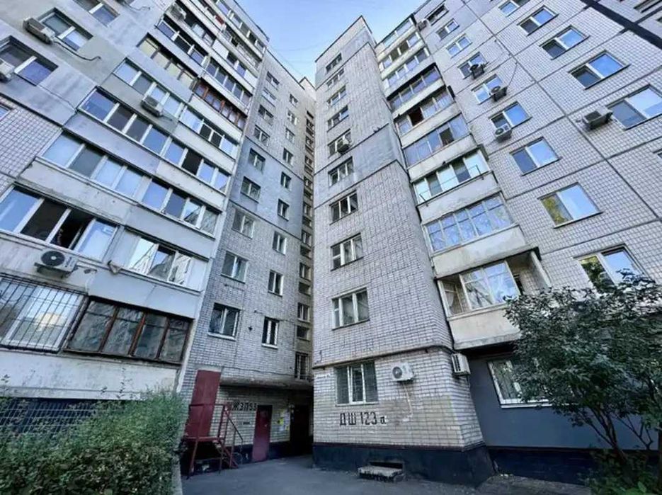 Продам просторную 2-к квартиру Донецкое шоссе Левобережный Караван