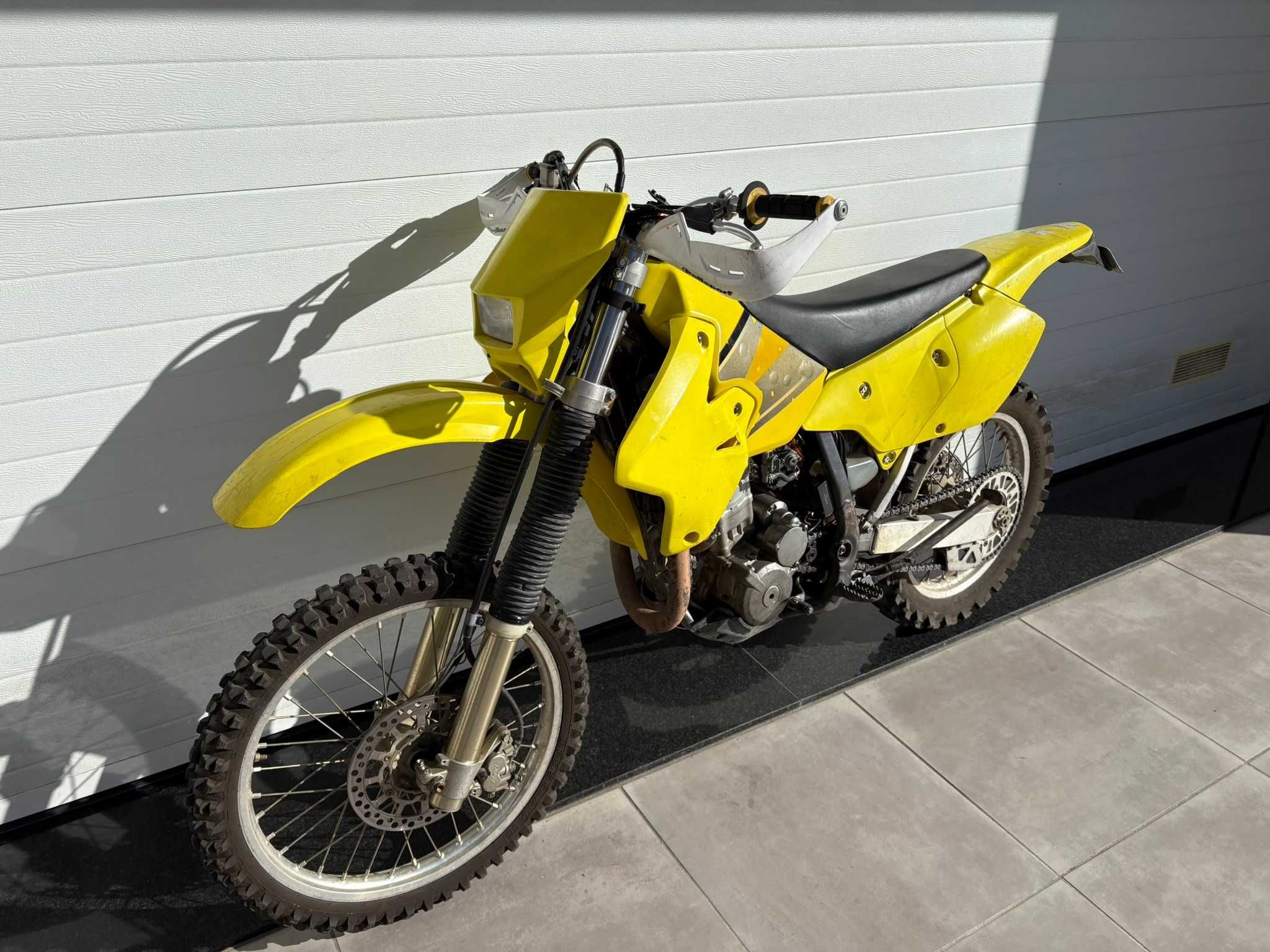 Suzuki DR-Z400E – Fiável, económica e pronta a andar| Revisão completa
