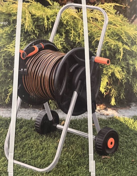 Fiskars - Wąż ogrodowy 30 m na wózku ze zwijakiem plus zestaw końcówek