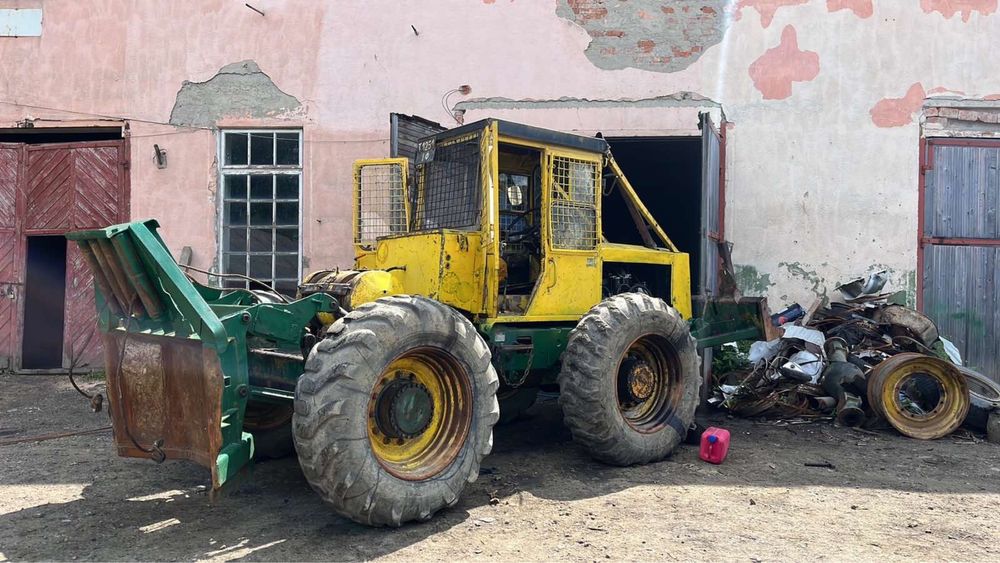 Трактор LKT 81 на повному бойовому ходу