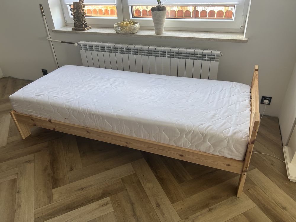 Solidne łóżko z materacem