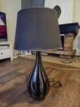 Czarna elegancka lampa ze szklaną podstawą