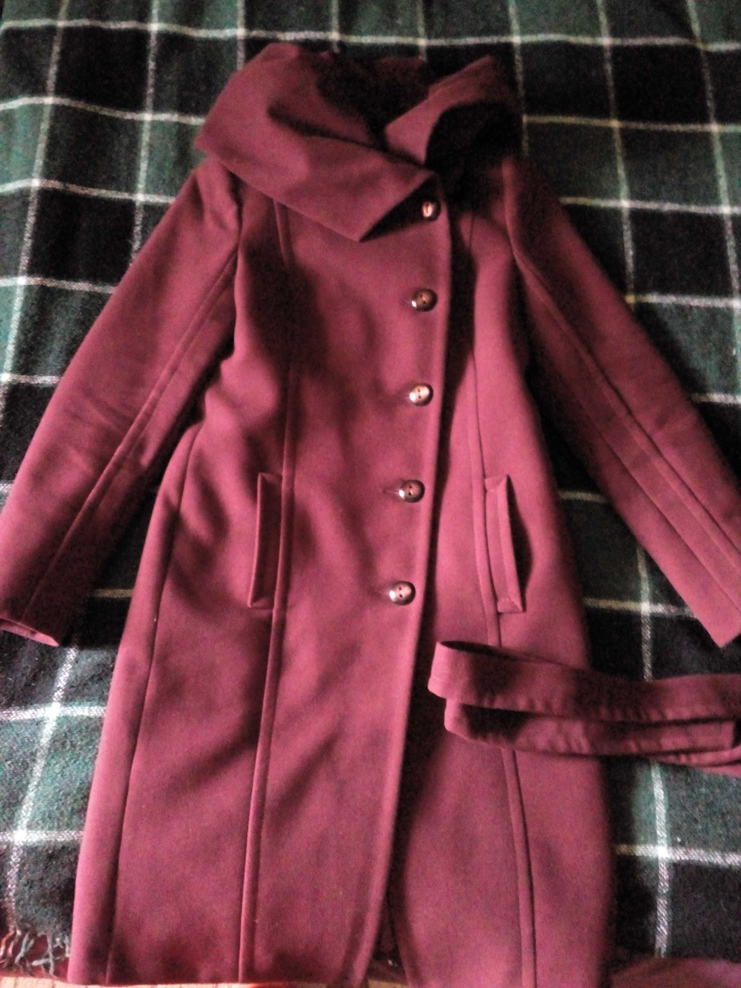 Пальто с интересным капюшоном размер М