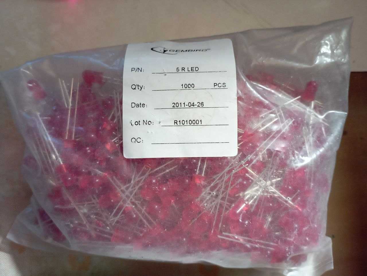 Светодиоды красные и зеленые.