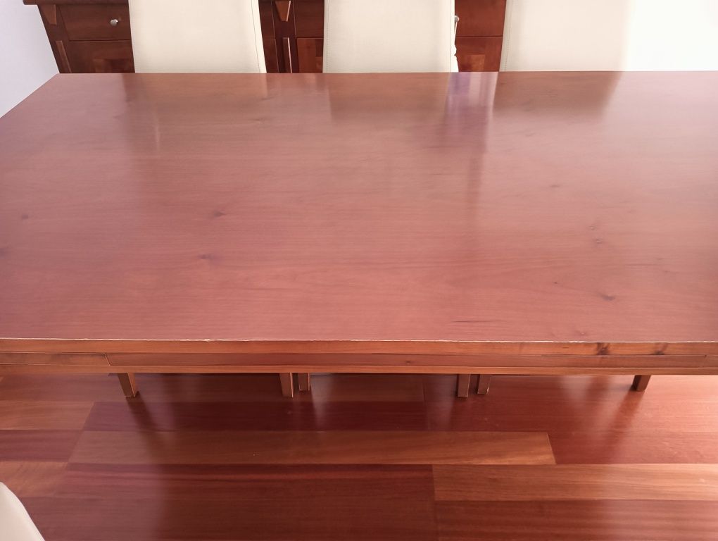 Mesa de jantar em mogno