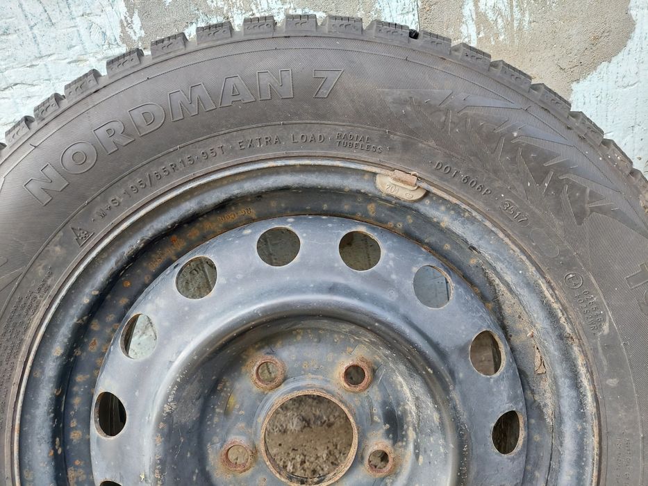 Комплект 15" колес: штампованные диски 5½J × 15 H2  + Nokian Nordman 7