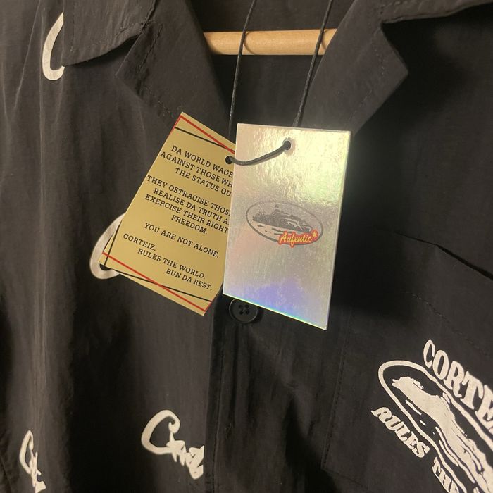 Camisa corteiz preta com detalhes brancos