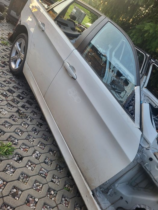 BMW E90 A300 ALPINWEISS 3 drzwi prawy przod w kolor