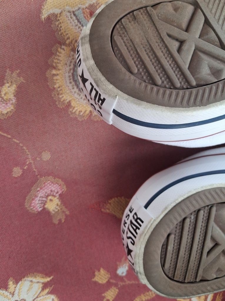Białe trampki converse