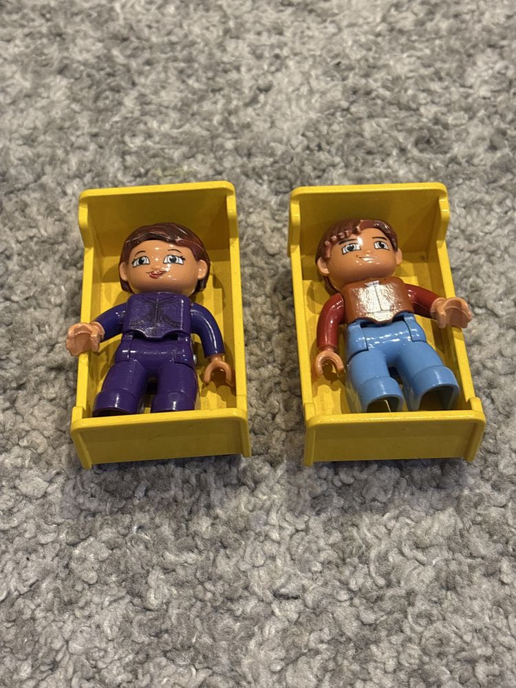 Oryginalne LEGO DUPLO 2 łóżka z 2 ludzikami