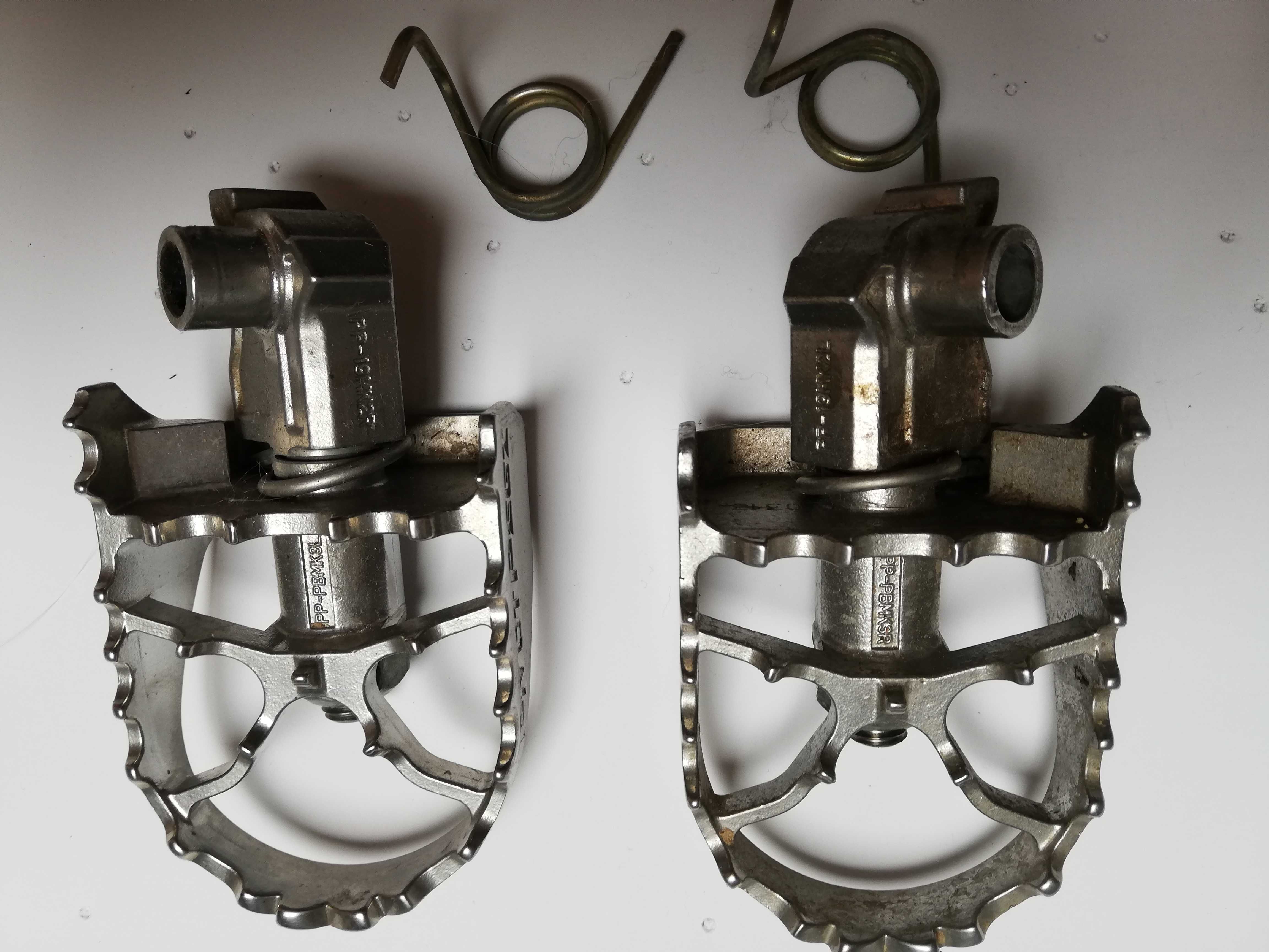 podnóżki KTM pivoting foot pegs