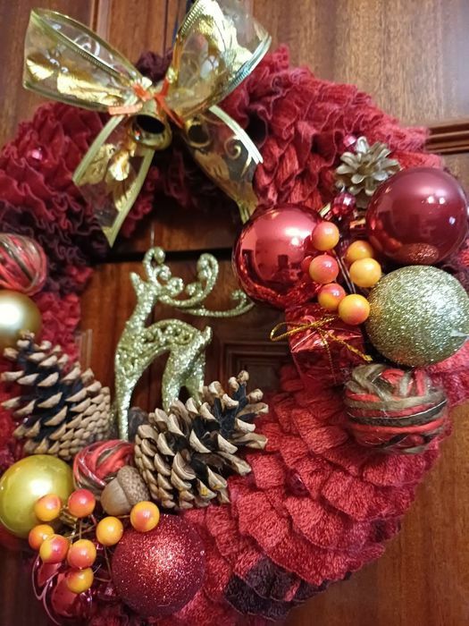 Яскравий різдвяний віночок