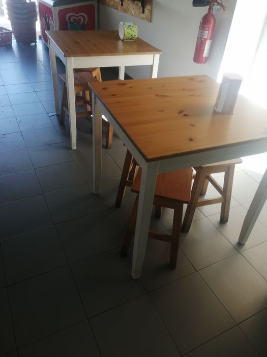 Mesa de madeira com bancos