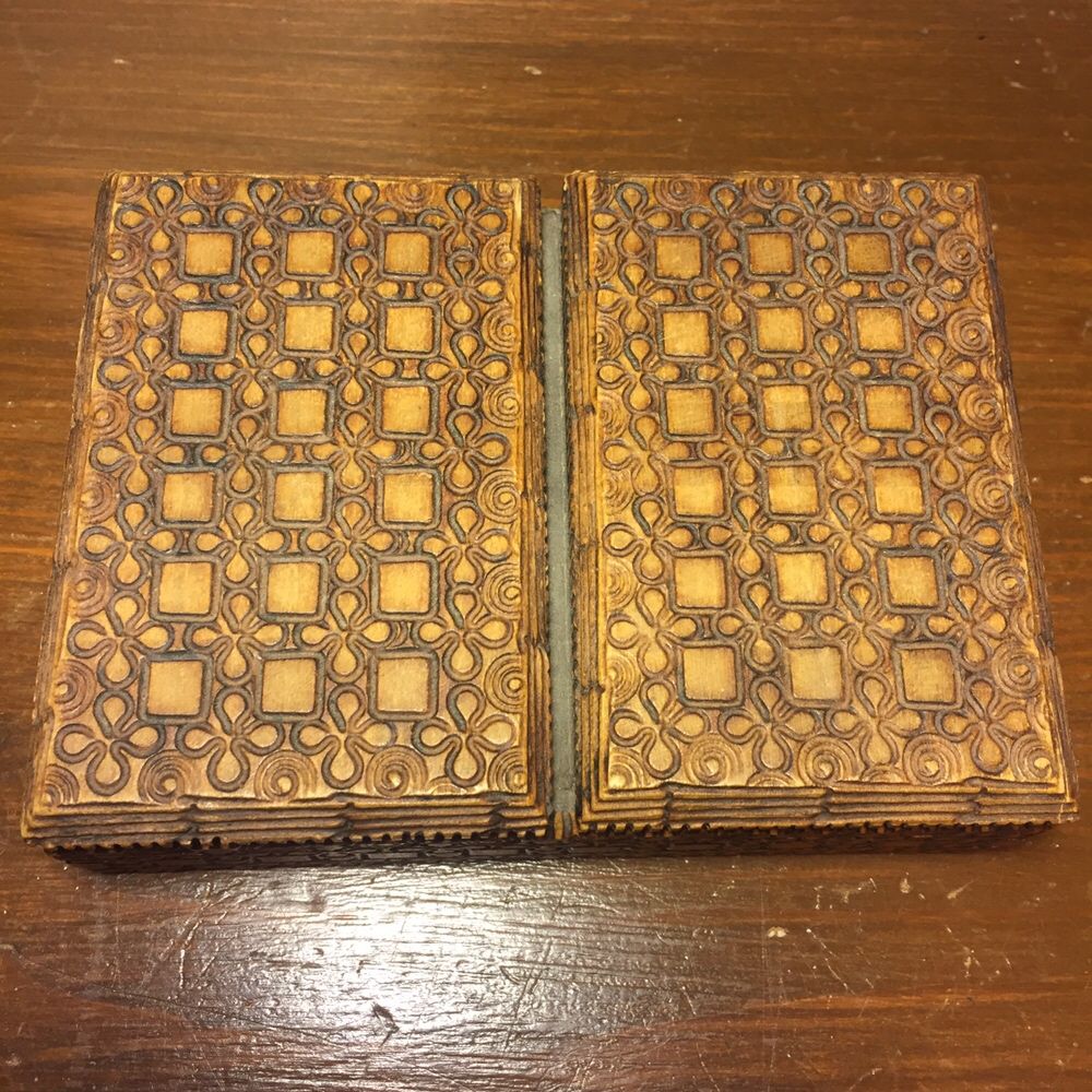 Karty pasjansowe w drewnianym pudełku małe