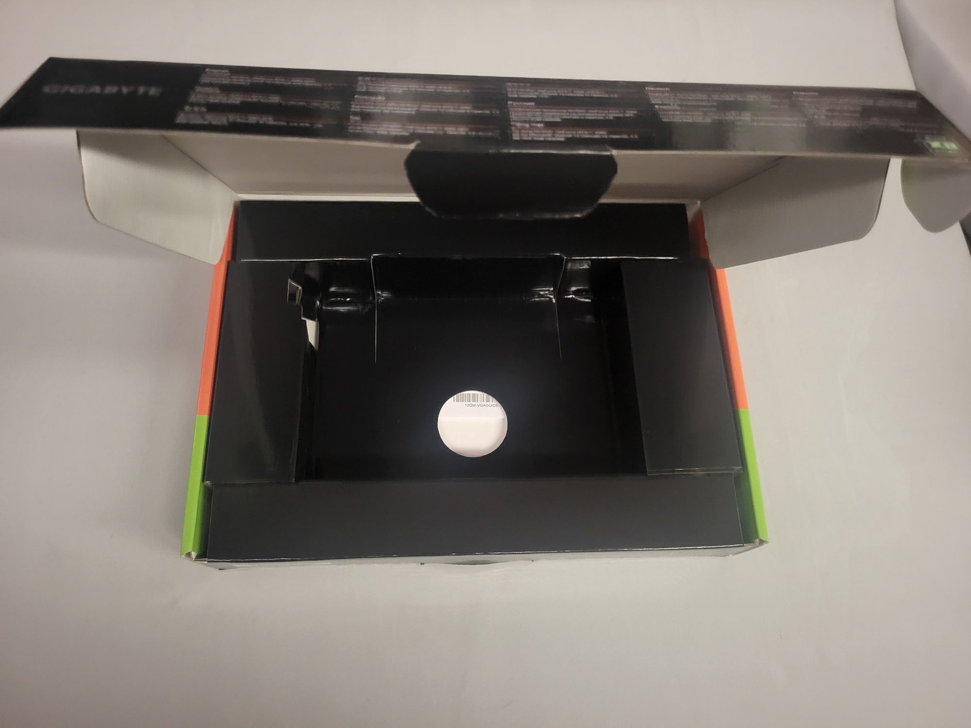 Sprzedam pudełko od Karty Graficznej Gigabate Geforce RTX 4060 8GB.