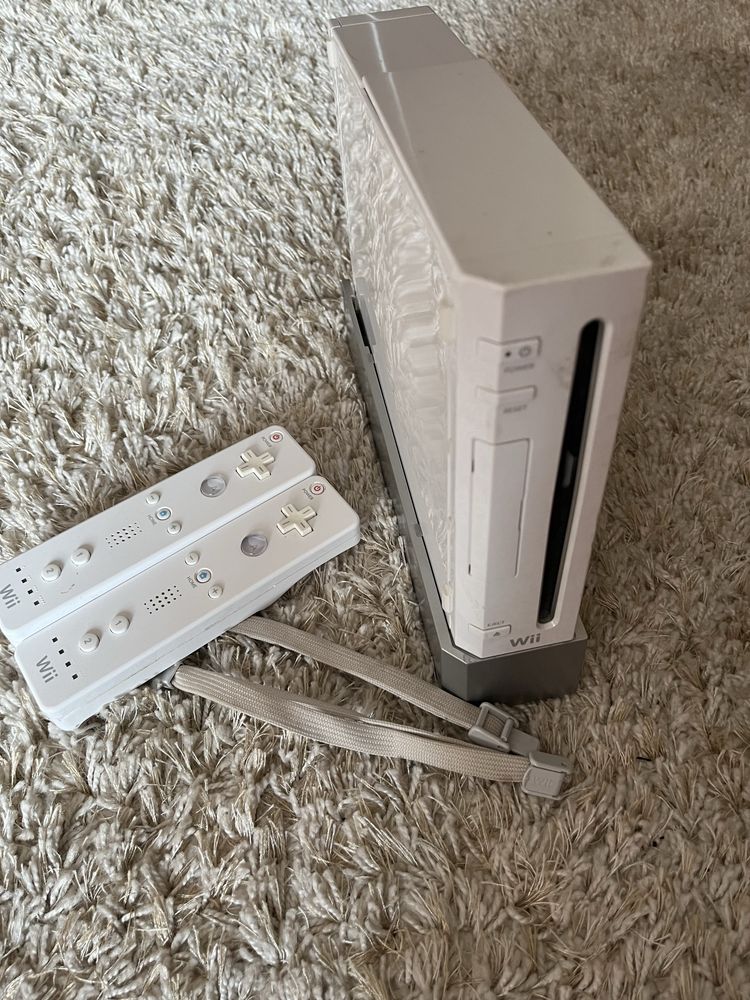 Consola wii com 2 comandos e extras