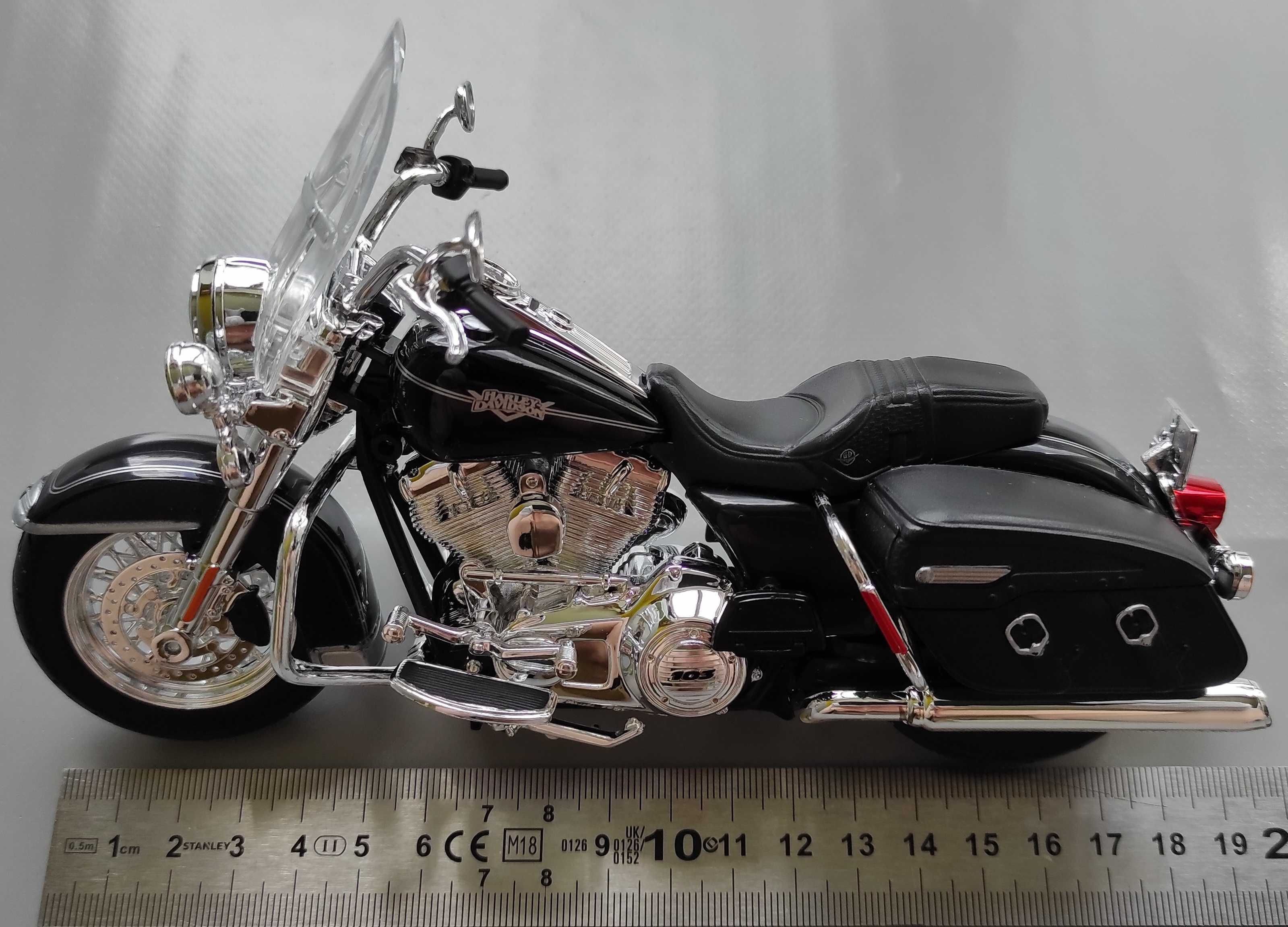 Модель "Harley-Davidson Road King Classic 2013" 1/12 (Maisto)