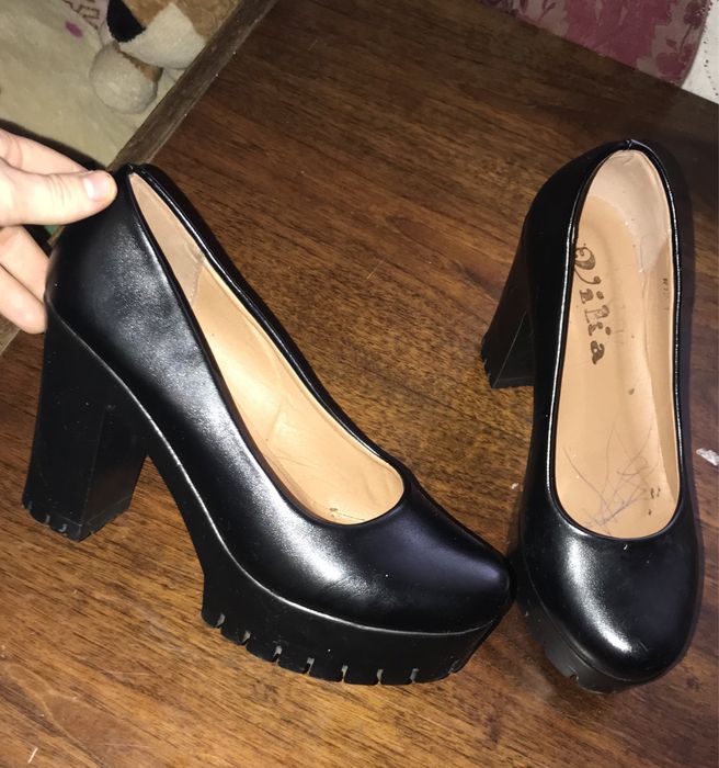 Туфлі нові чорні на каблуку 38 р