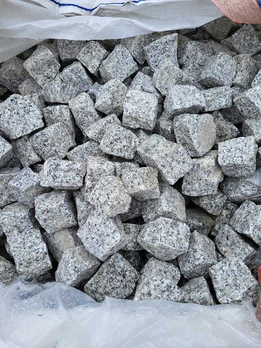 Kostka granitowa szara surowa łupana Kostka oflisowa granit