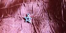 mały krzywy biały pentagram gwiazdka zawieszka albo charms