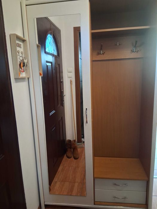 szafa z lustrem i drzwiami przesuwnymi